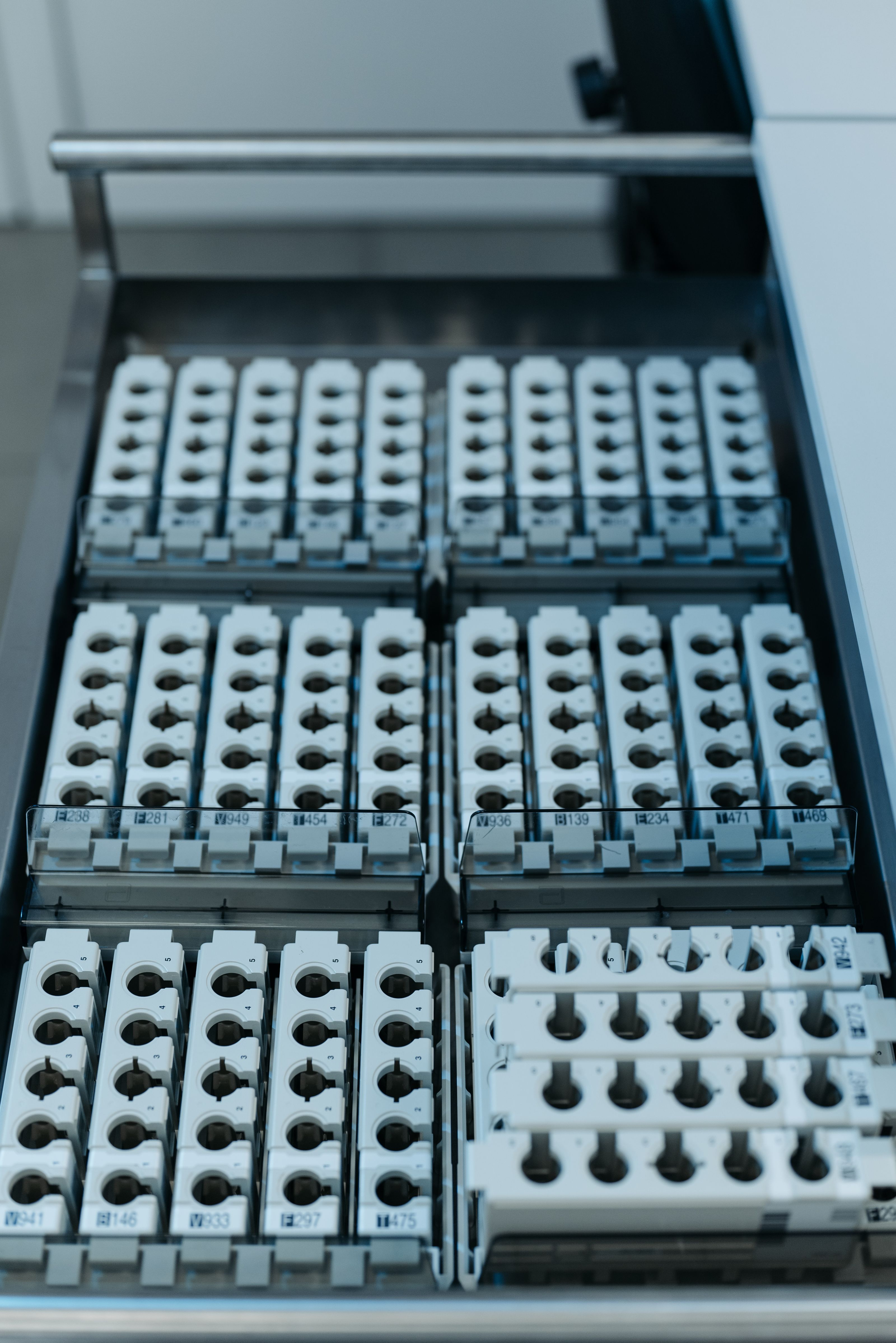 Clinical laboratory diagnostic equipment